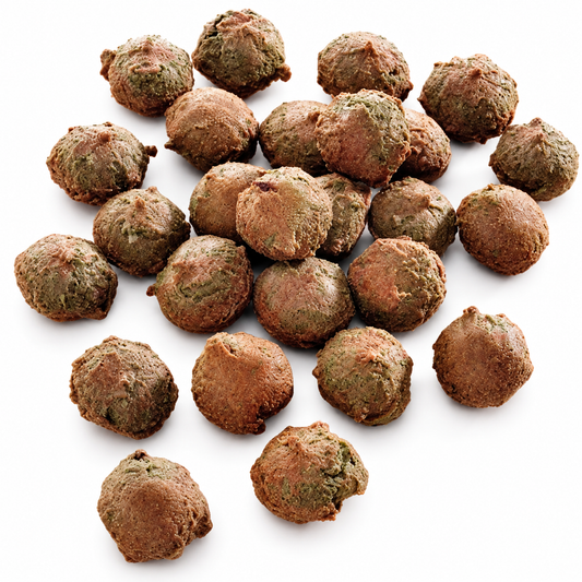 Paardenvlees Soft Meatballs — witte achtergrond en studiolicht